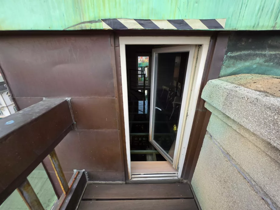 Ușa de pe balcon care duce spre turn
