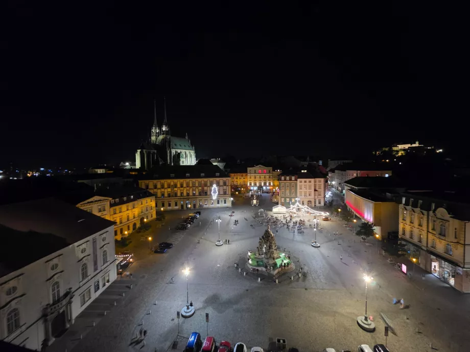 O priveliște nocturnă de la turnul din Zelný trh