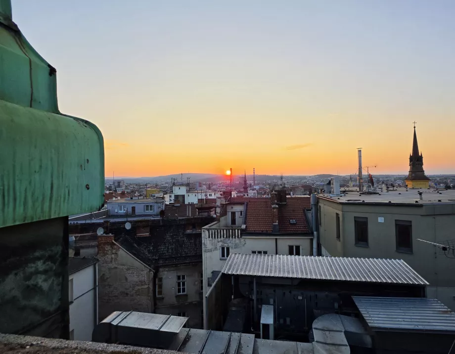 Răsăritul soarelui peste Brno, văzut de pe balconul din turnuleț