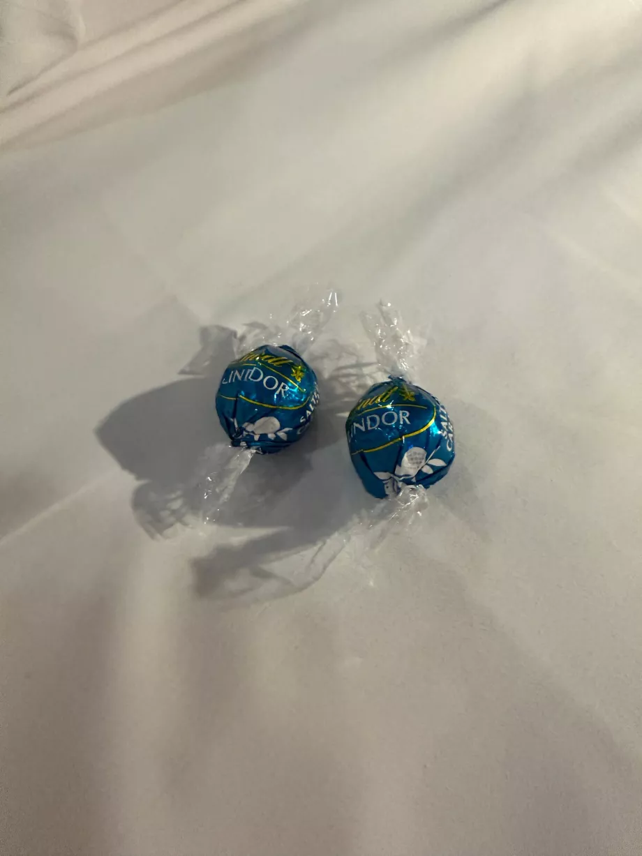 Ciocolată Lindor servită la ceaiul de seară