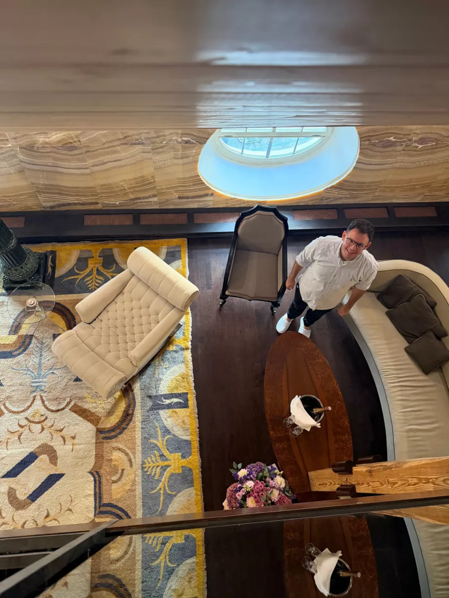Eu în sufrageria suitei Onyx Tower