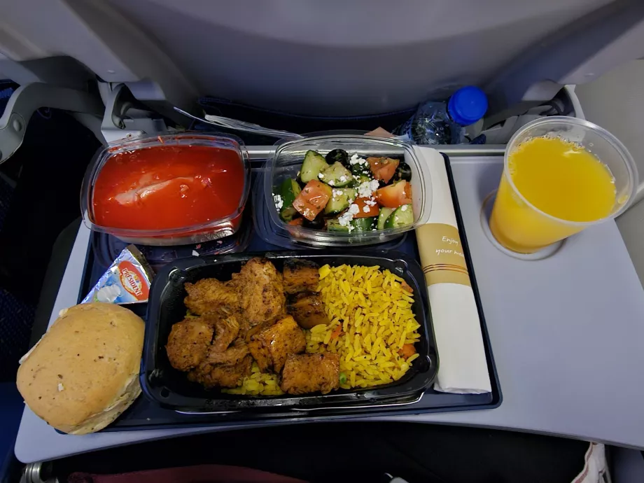 Cină la KLM pe un zbor lung-curier