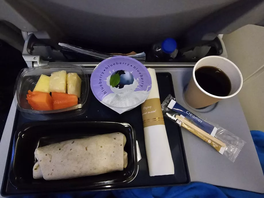 Mic dejun pe un zbor lung-curier cu KLM