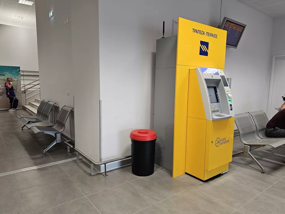 Bancomat în sala de sosiri