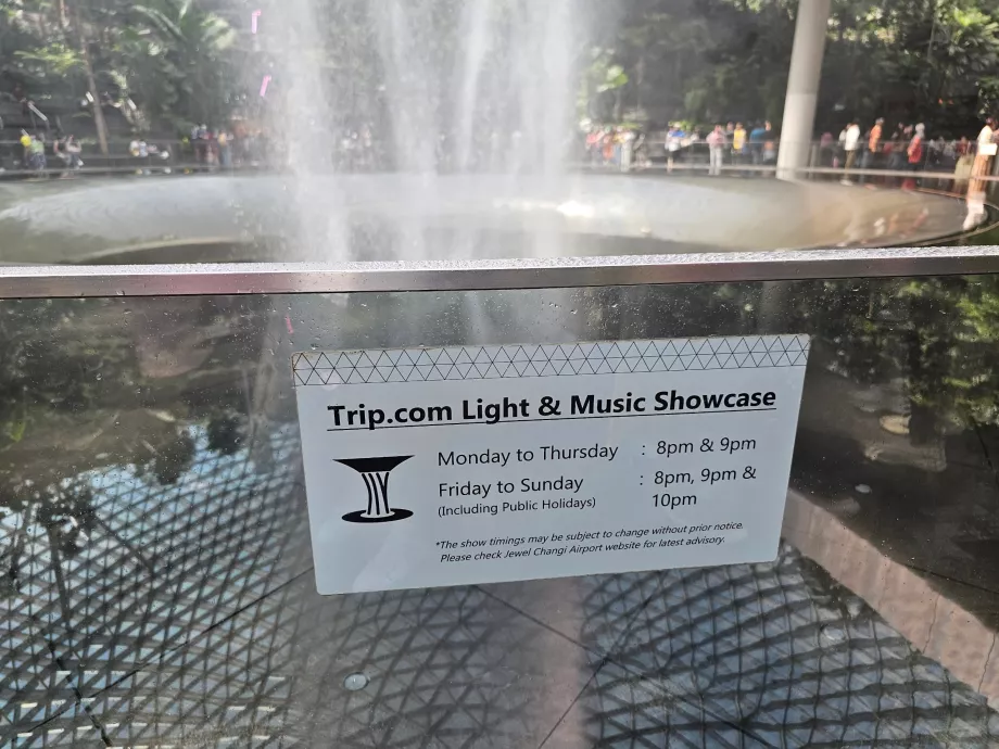 Ore de spectacol de lumini la cascada din Jewel