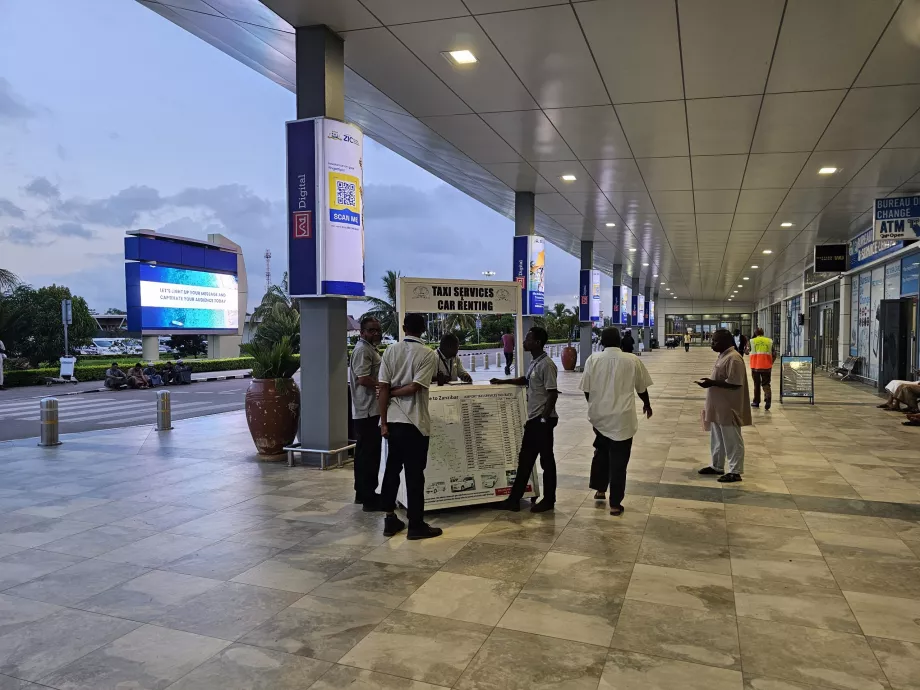 Taxi în fața sălii de sosiri internaționale