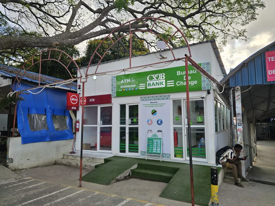 Bancomat în fața Terminalului 2