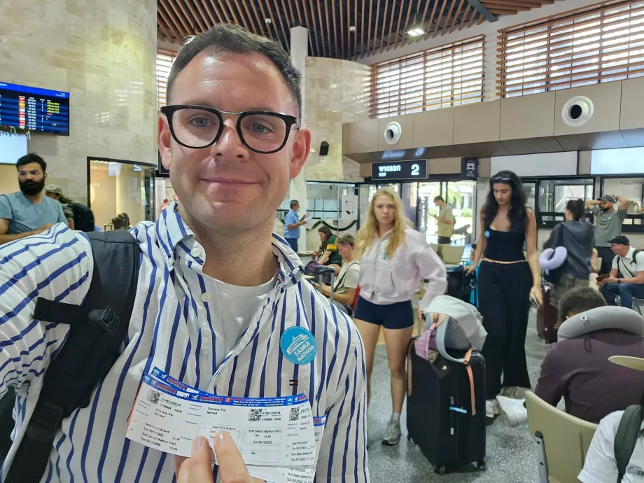 Eu cu bilete pentru transferul cu autobuzul + barca la Koh Samui