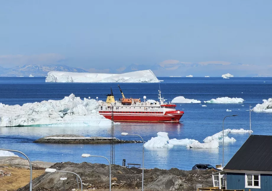 Sosirea feribotului la Ilulissat