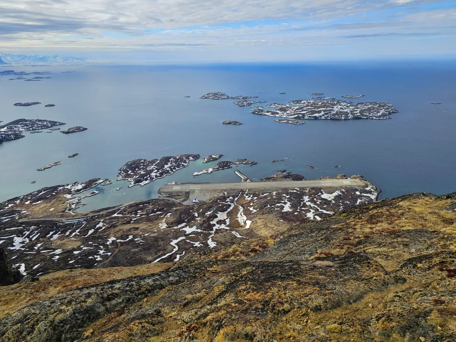 Aeroportul Sisimiut, vedere din Palasip Qaqqaa