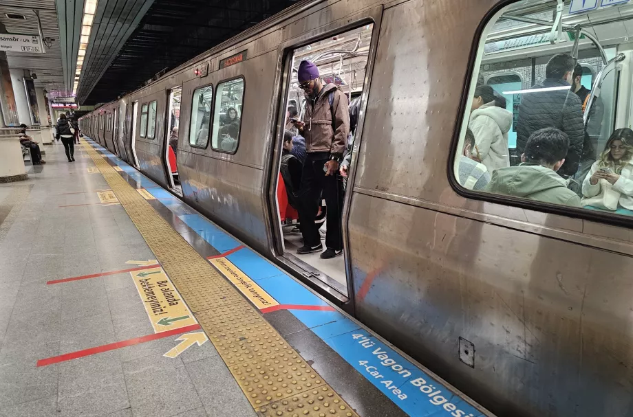 Trenul de metrou din Istanbul