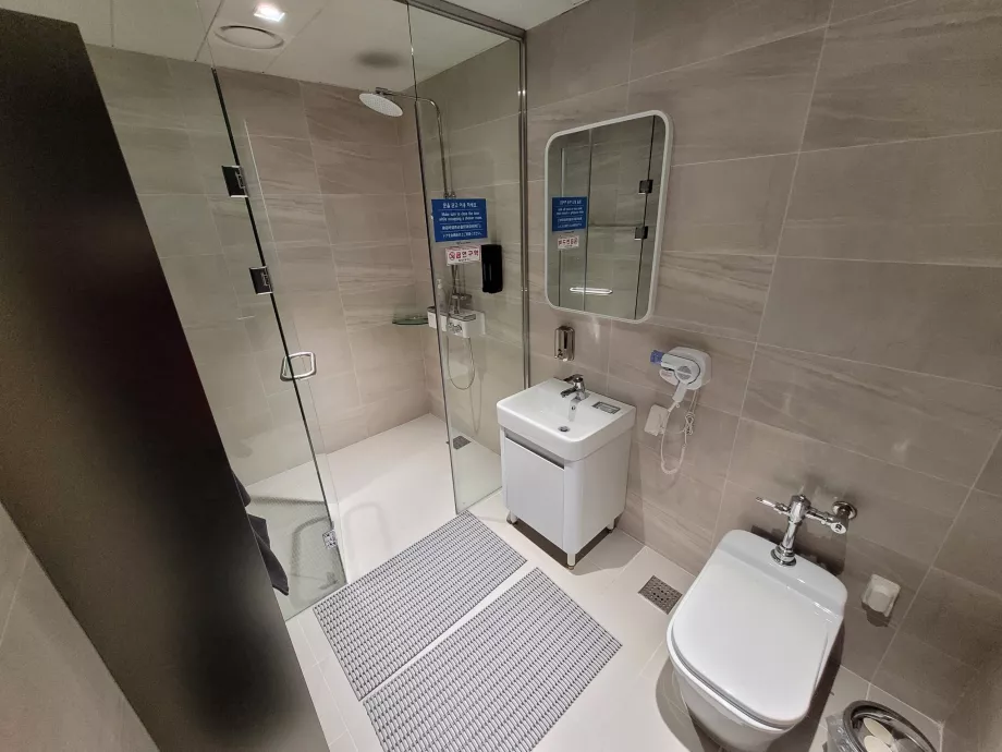 Incheon, dușuri în sala de transfer
