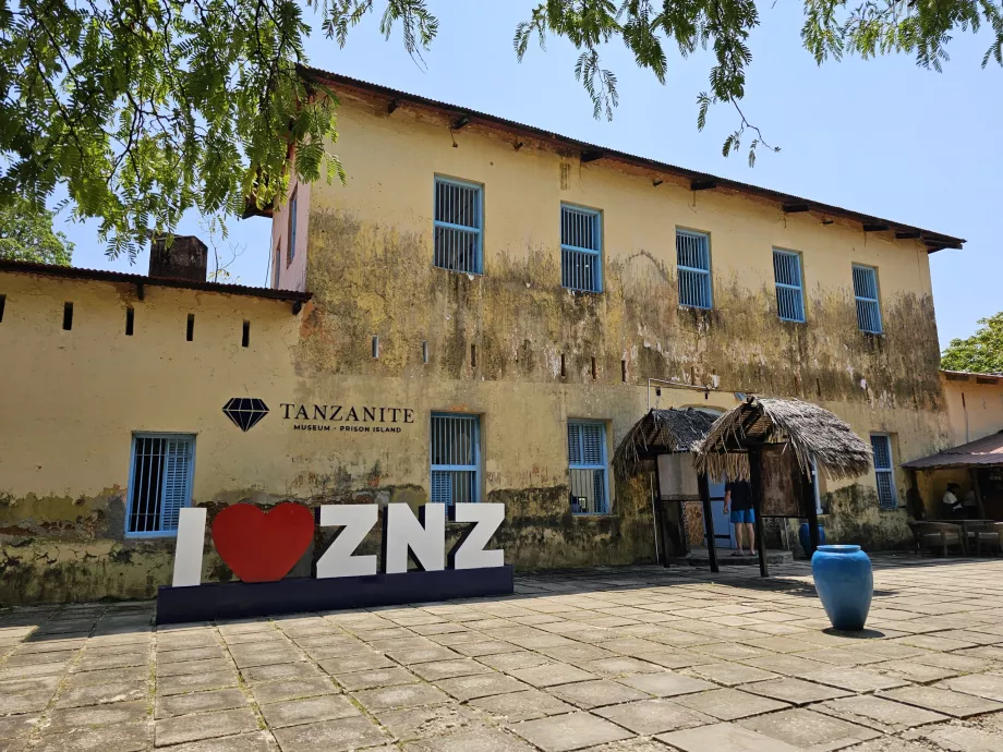 Prison Island, clădirea închisorii cu semnul I love ZNZ