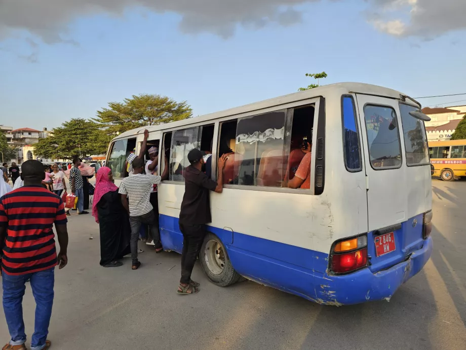 Un autobuz aglomerat a dat