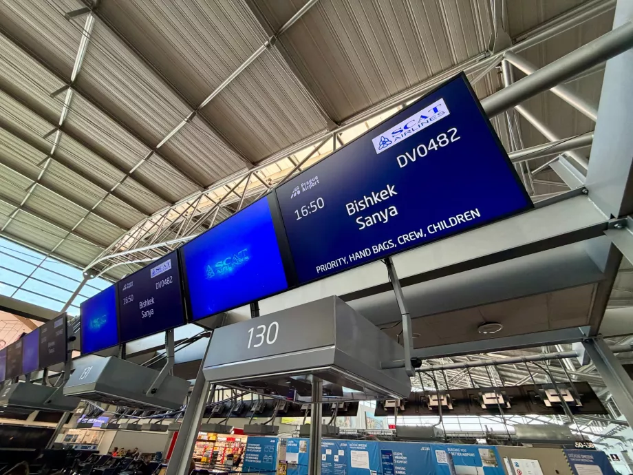 Check-in pentru zborul SCAT Airlines