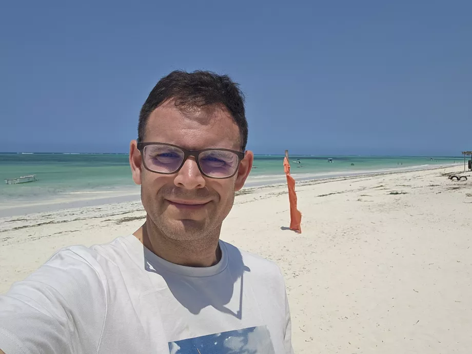 Eu pe plaja Pwani-Mchangani