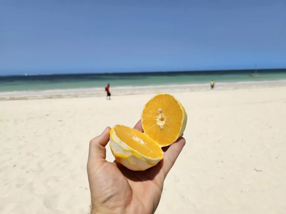 Portocaliu pe plaja Kiwengwa