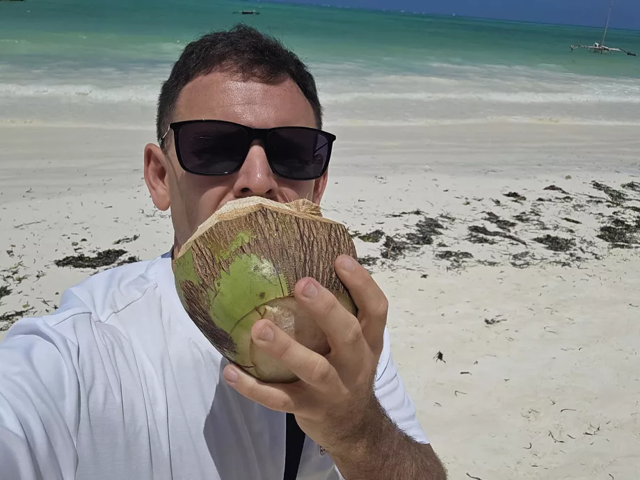 Beau nucă de cocos pe plaja din Paje