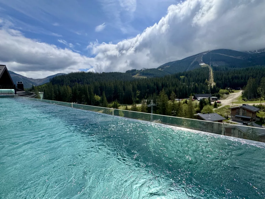 Vedere de la piscina în aer liber