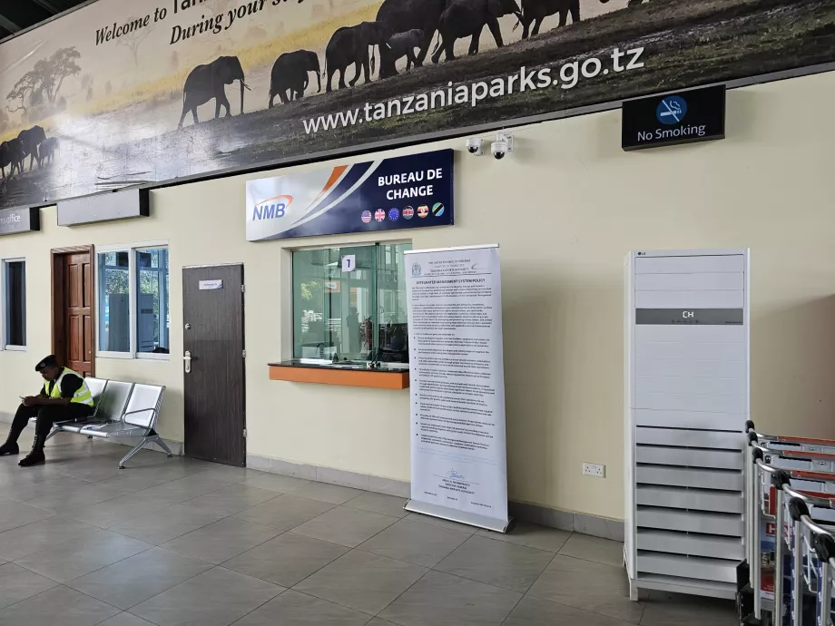 Birou de schimb valutar în sala de sosiri