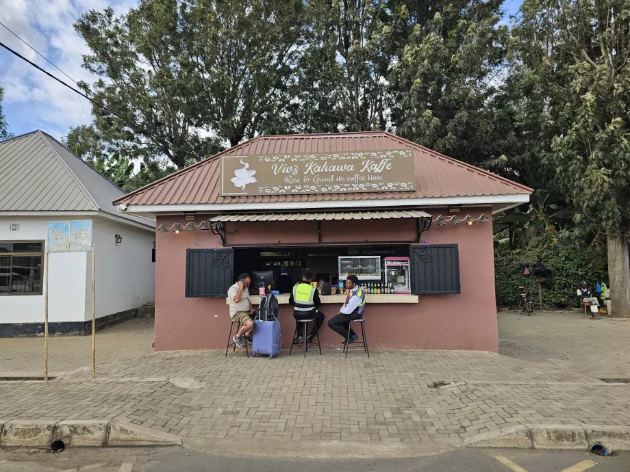Cafenea ieftină în fața sălii de plecări