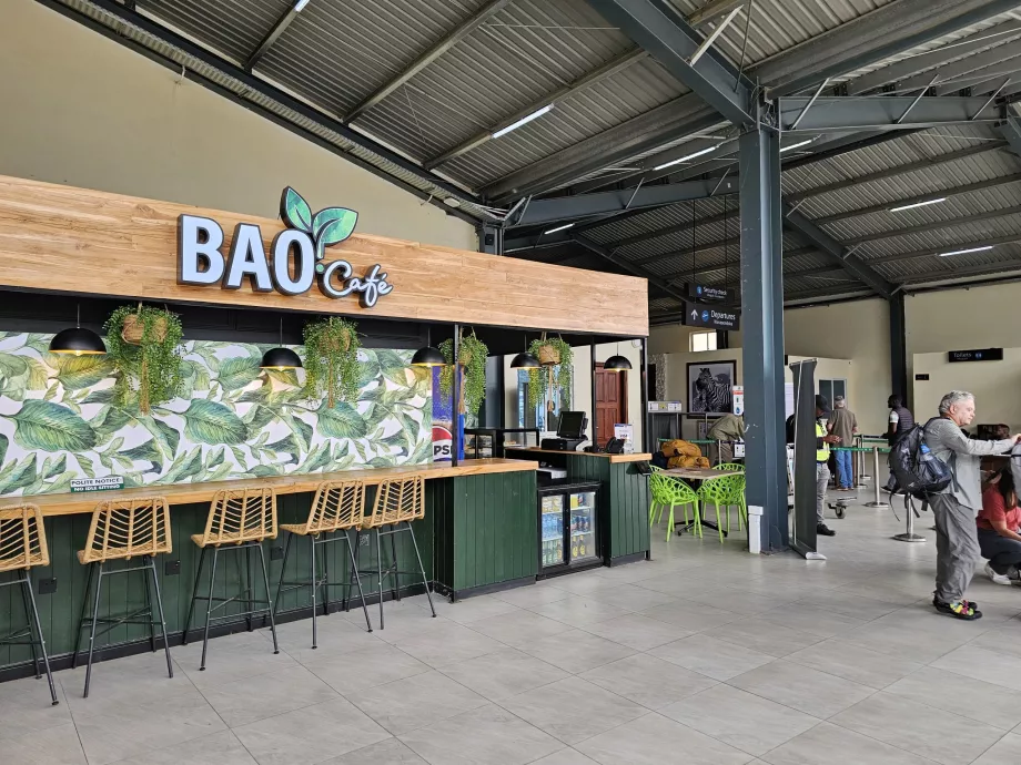 Cafenea în zona publică a sălii de plecare