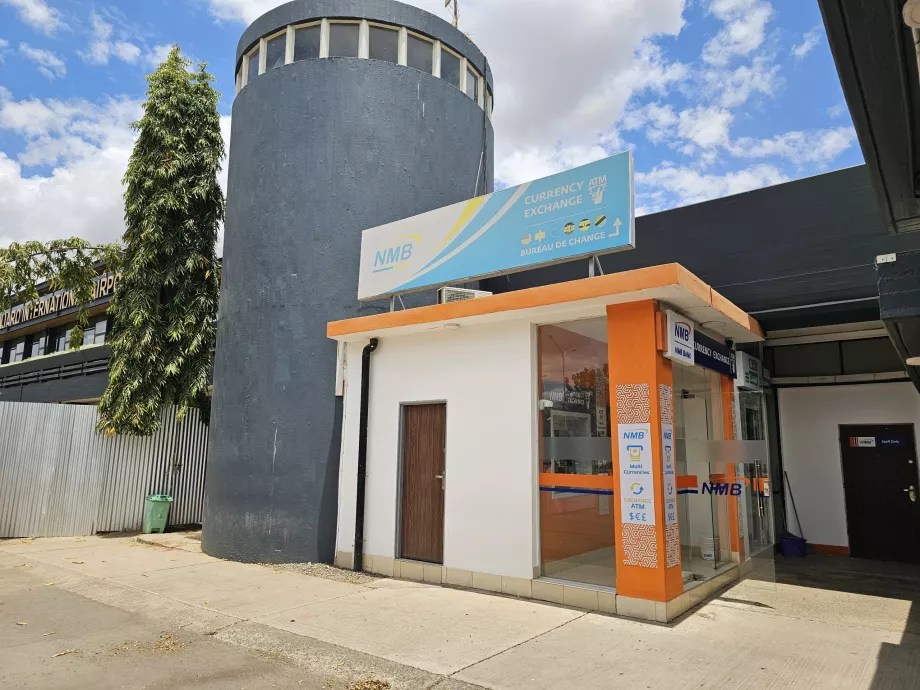 Bancomate în fața sălii de sosiri