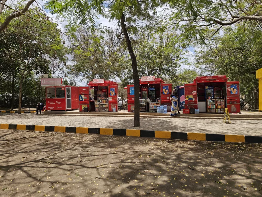 Standuri de băuturi răcoritoare în fața sălii de sosire