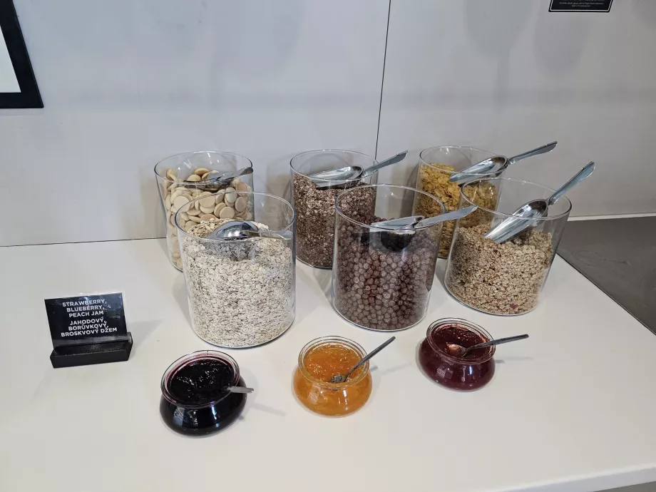 Granola, muesli și gemuri