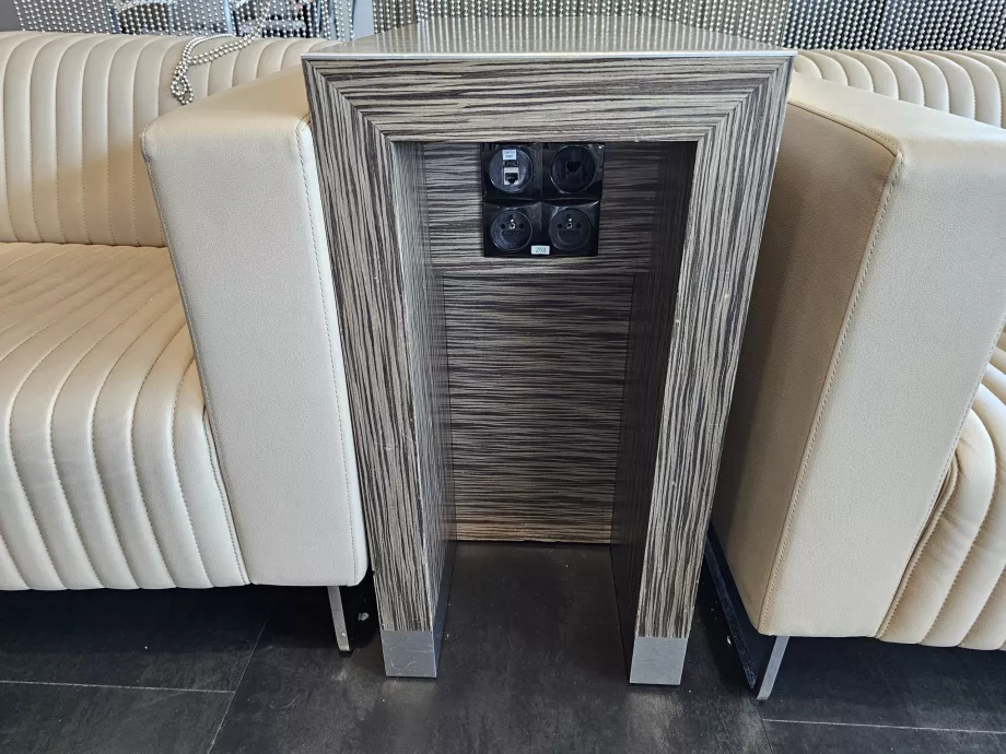 Socluri, încărcare electronice