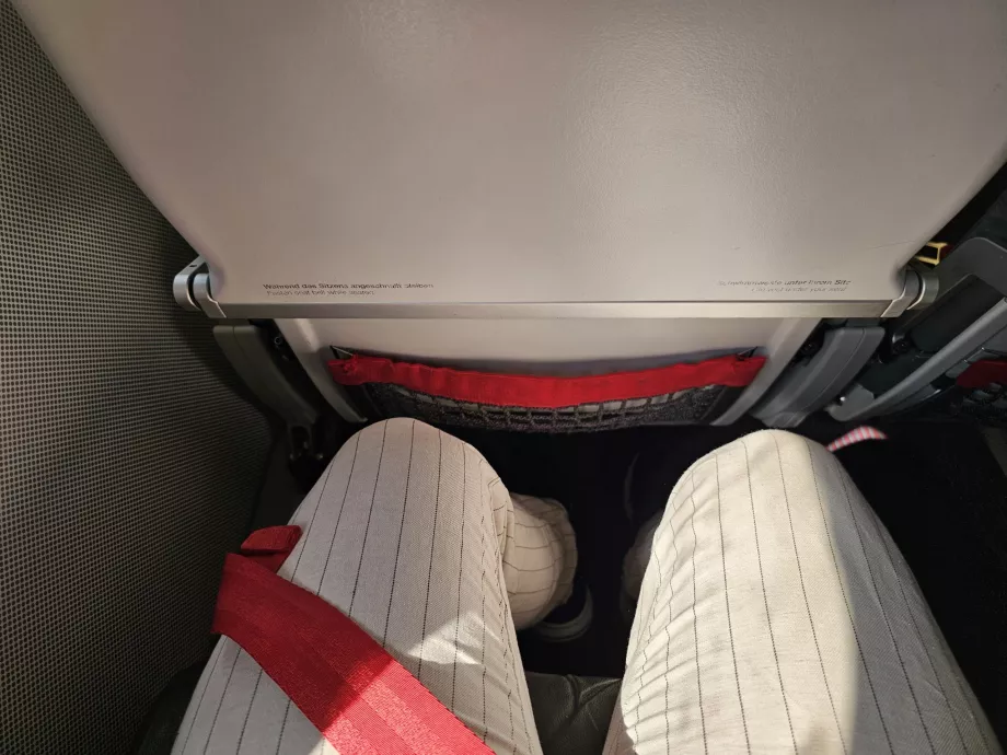 Spațiu pentru picioare pe Embraer E190