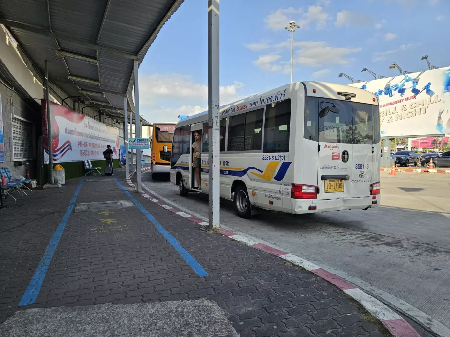 Stații de autobuz în fața terminalului național