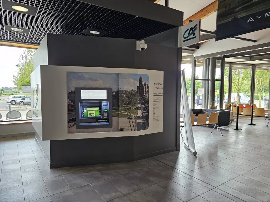 Bancomat în sala de plecări