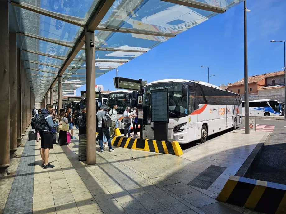 Stația de autobuz de la aeroport, St Charles