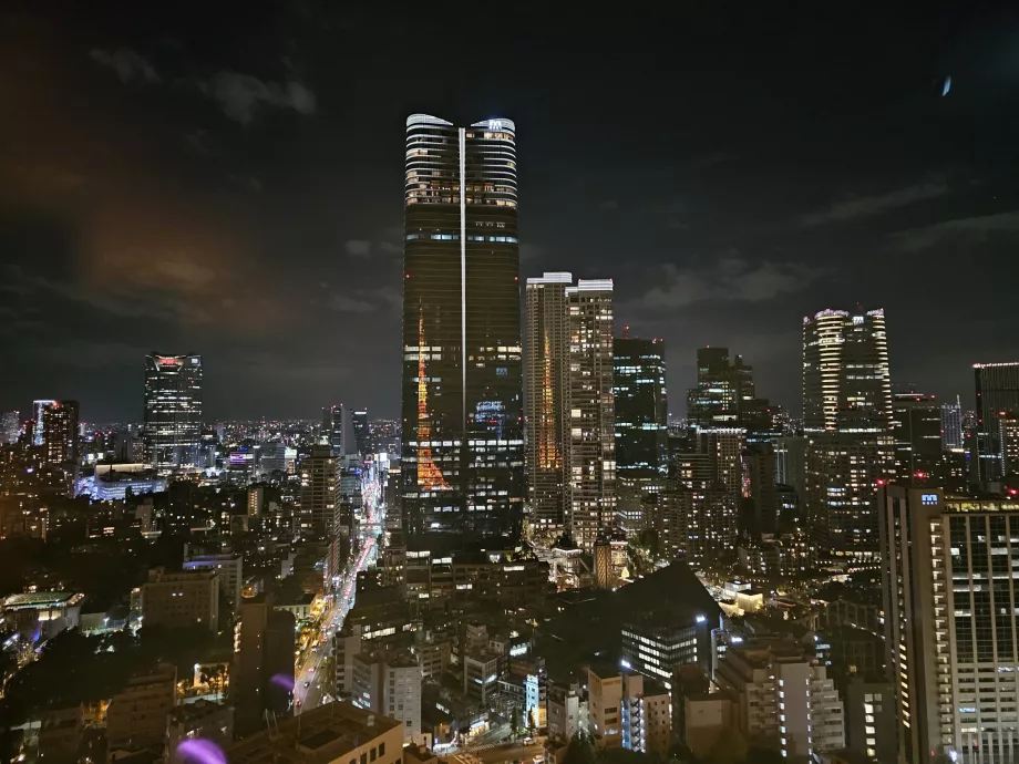 Vedere de pe puntea principală de observație în timpul nopții