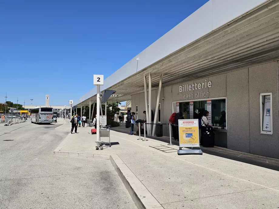 Casa de bilete, stația de autobuz din fața terminalului