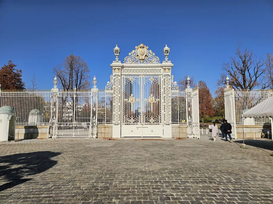 Ieșirea principală din Palatul Akasaka