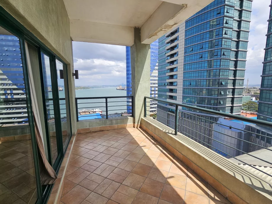 Apartamente cu vedere la port