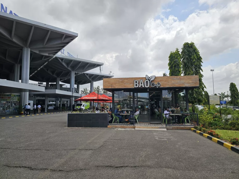 Cafenea în fața Terminalului 2