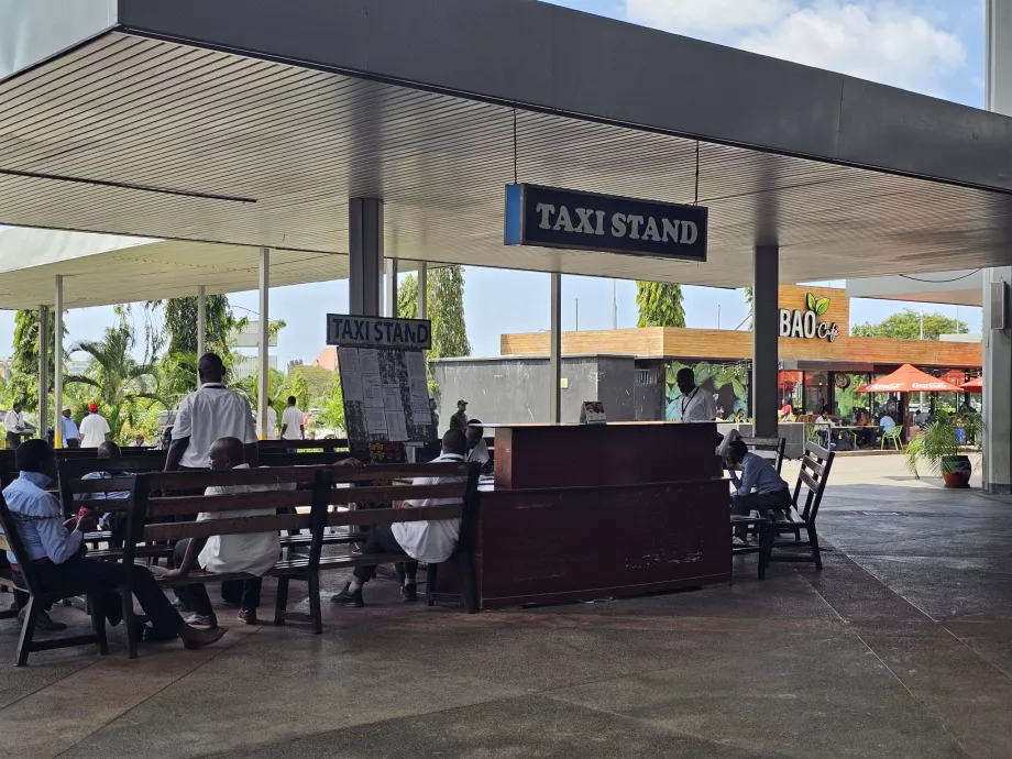 Stație de taxi în fața Terminalului 2