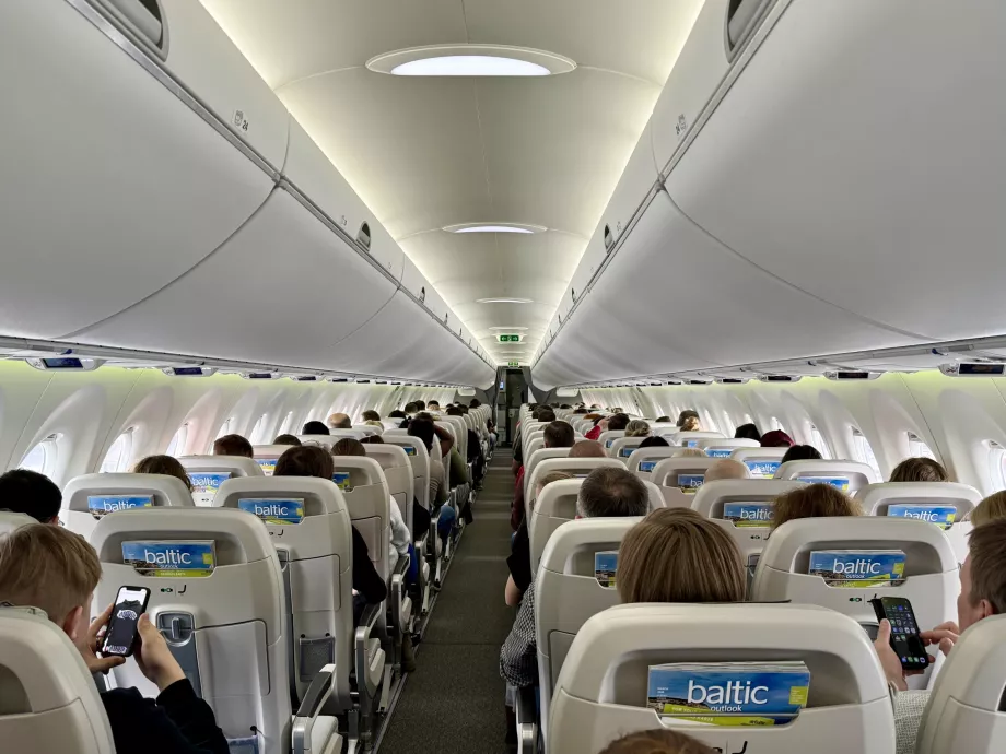 Interiorul aeronavei airBaltic Airbus A220