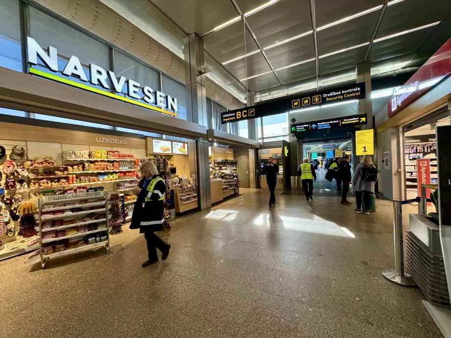 Magazin de ziare și farmacie Narvesen înainte de controlul aeroportului