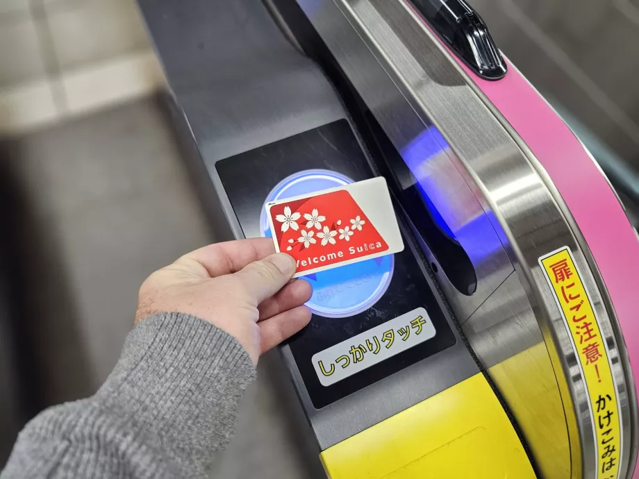 Utilizarea cardului Suica la metrou