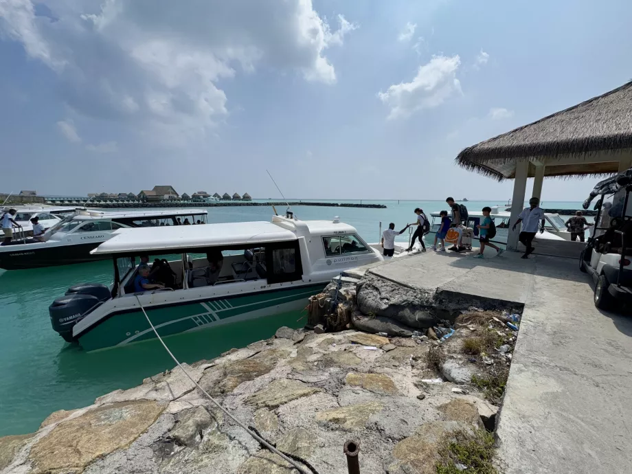 Port la Aeroportul Kooddoo GKK