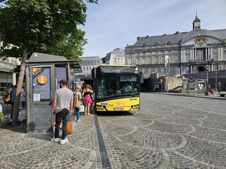 Stație de autobuz pe Place St-Lambert