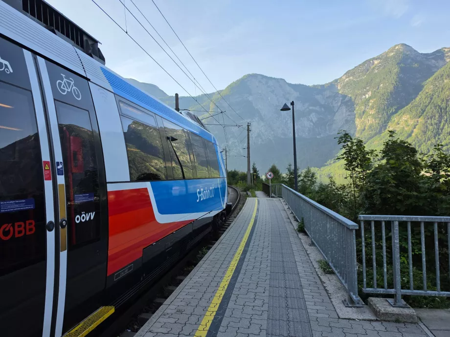 Un tren în gara din Hallstatt