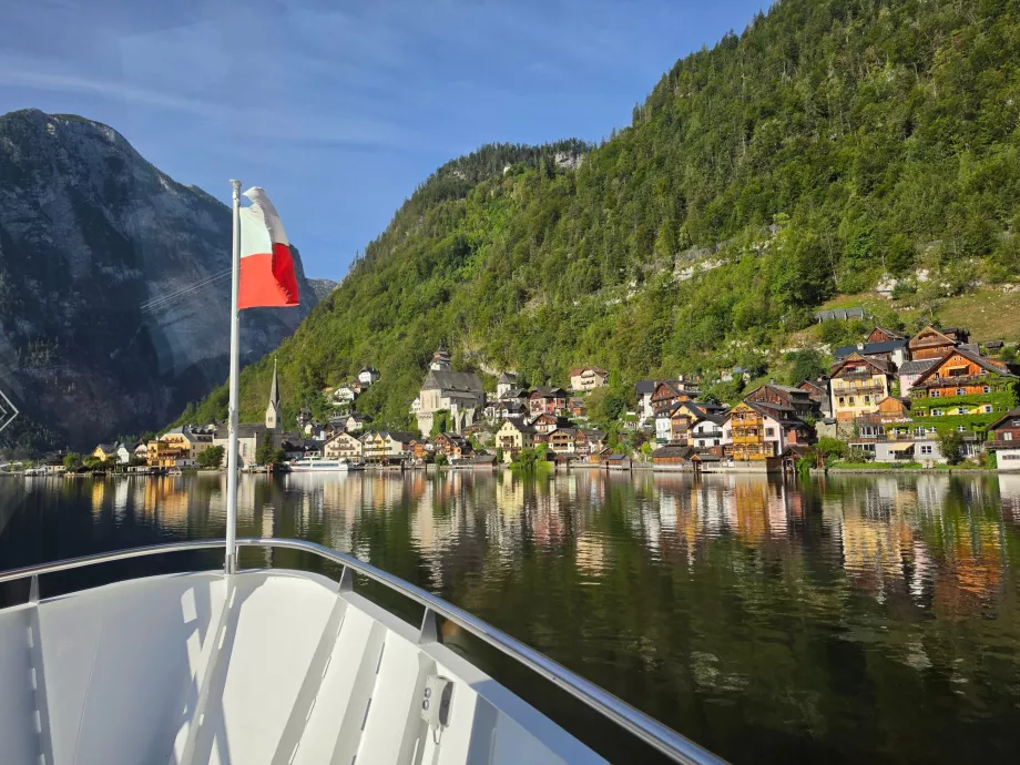 O priveliște a orașului Hallstatt văzută de pe feribot