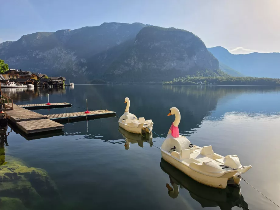 Bărci cu pedale pe Lacul Hallstatt
