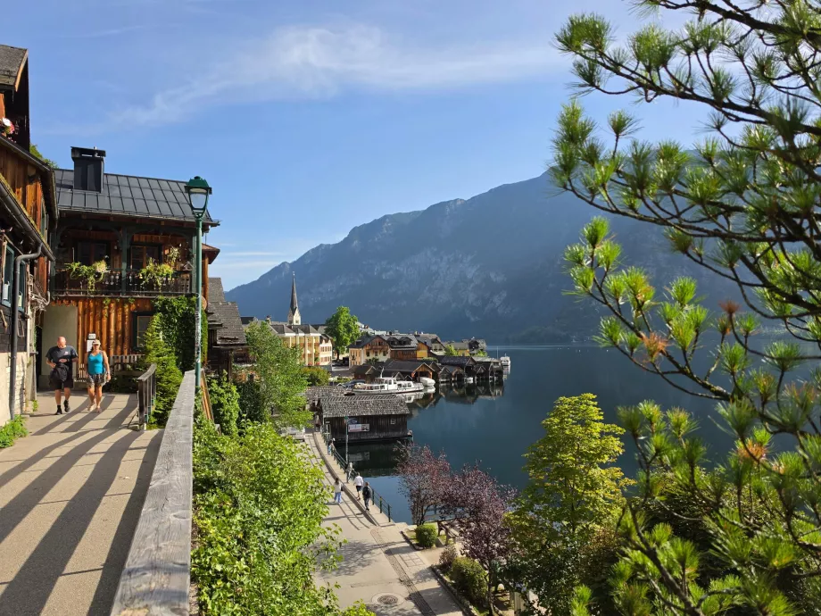 Priveliște spre Hallstatt de pe strada Hallberg
