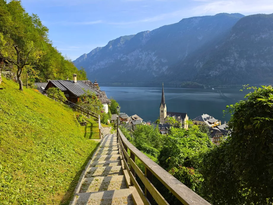 Priveliște spre Hallstatt de pe poteca Salzberg